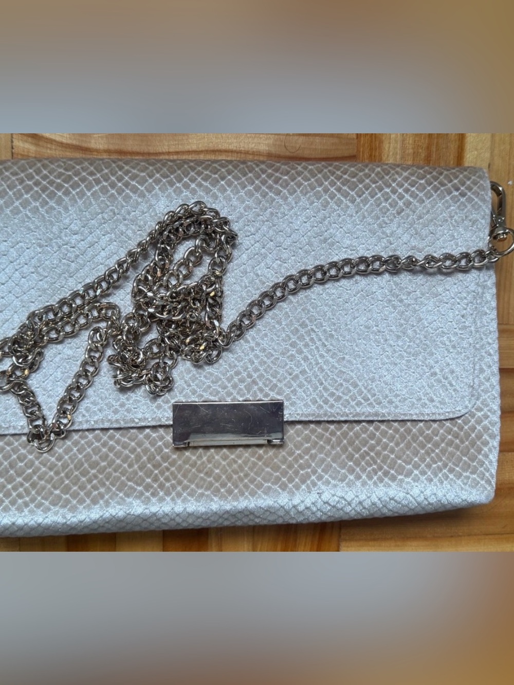 Chic Textured Handbag with Gold Chain